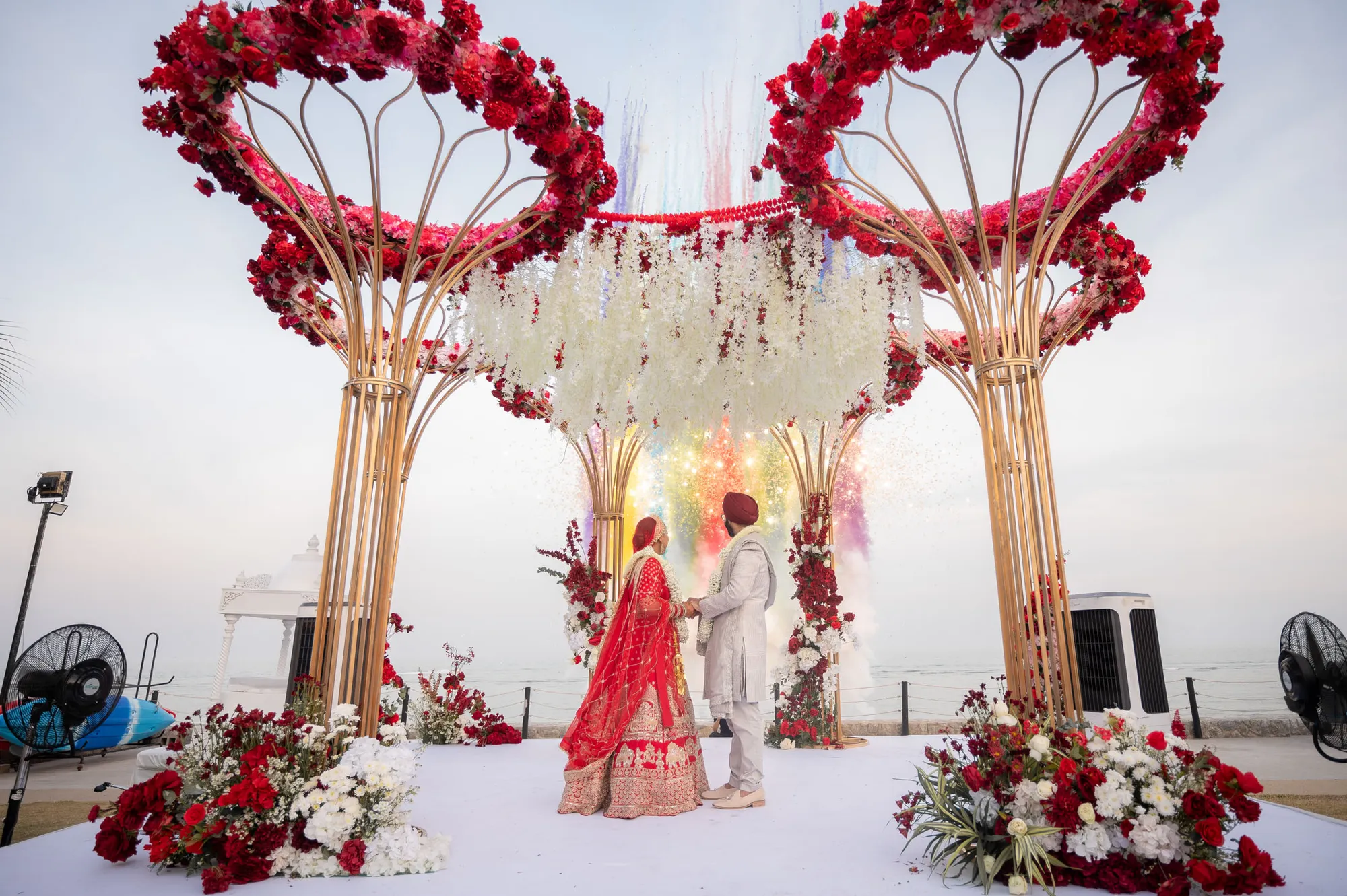 Милий Таріанг і Манпріт Сінгх Рана під їхнім квітковим мандапом у Хуа Хіні.